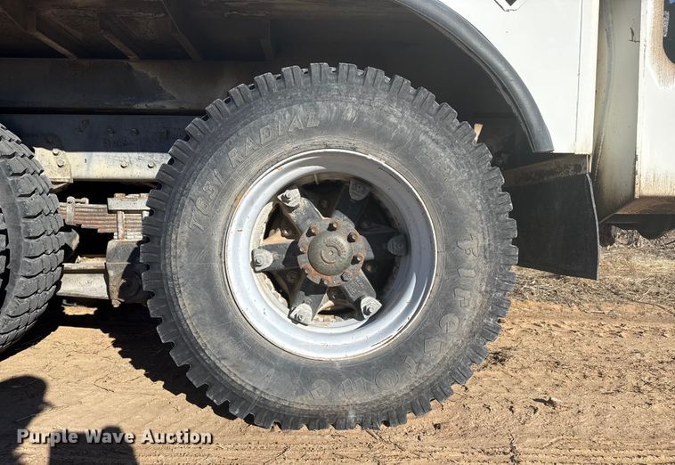 image for item EP2837 1998 International 4900 digger derrick truck