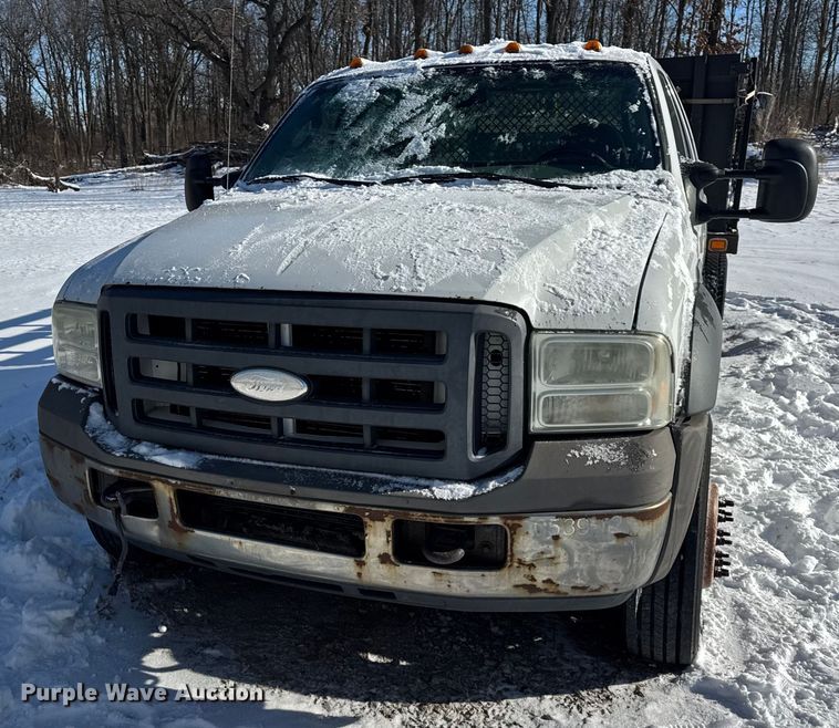 image for item ER0397 2005 Ford F450 Super Duty XL Crew Cab flatbed pickup truck