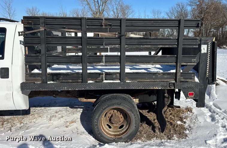 image for item ER0397 2005 Ford F450 Super Duty XL Crew Cab flatbed pickup truck