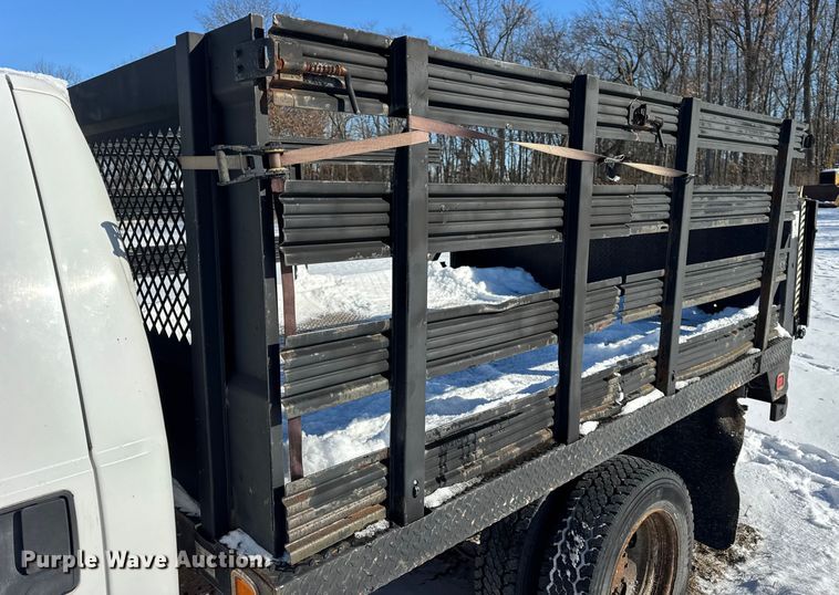 image for item ER0397 2005 Ford F450 Super Duty XL Crew Cab flatbed pickup truck