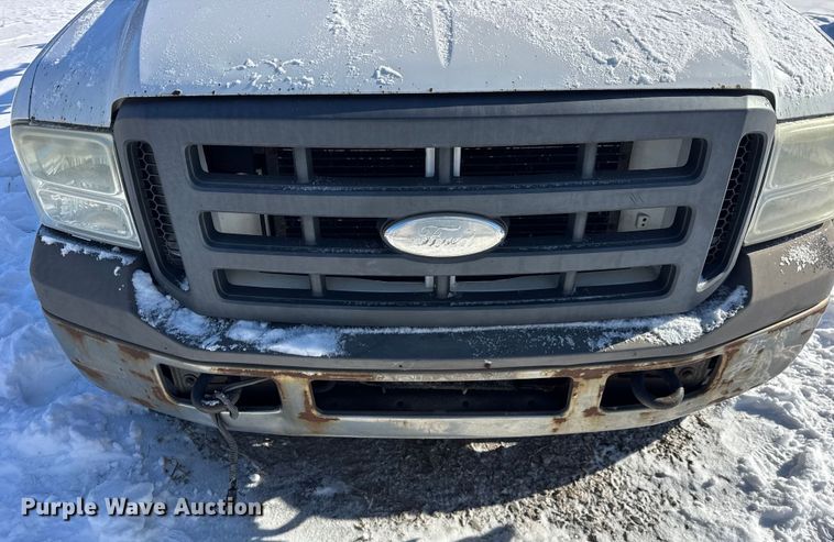 image for item ER0397 2005 Ford F450 Super Duty XL Crew Cab flatbed pickup truck