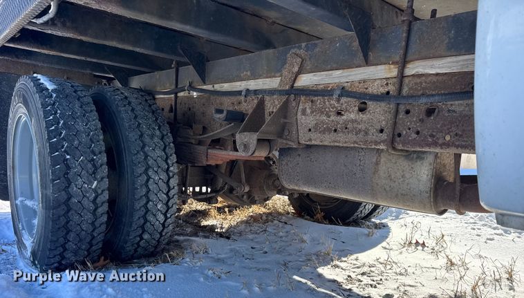 image for item ER0397 2005 Ford F450 Super Duty XL Crew Cab flatbed pickup truck