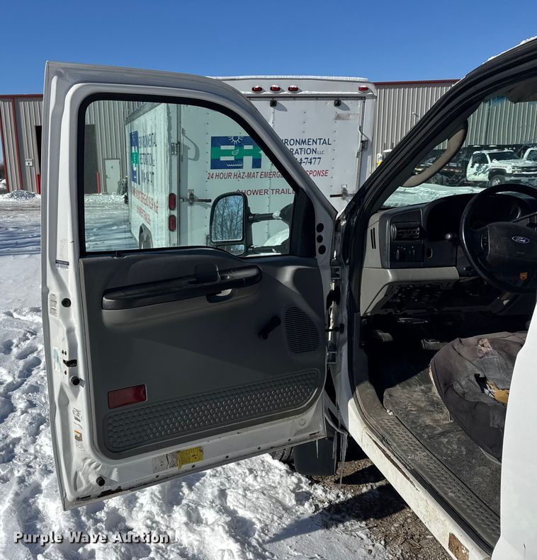 image for item ER0397 2005 Ford F450 Super Duty XL Crew Cab flatbed pickup truck