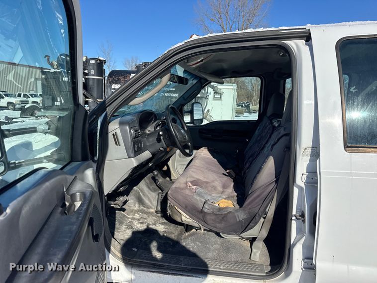 image for item ER0397 2005 Ford F450 Super Duty XL Crew Cab flatbed pickup truck