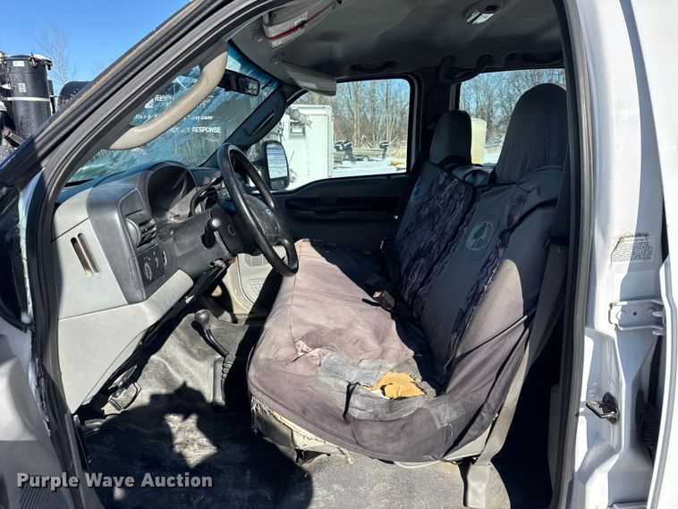 image for item ER0397 2005 Ford F450 Super Duty XL Crew Cab flatbed pickup truck