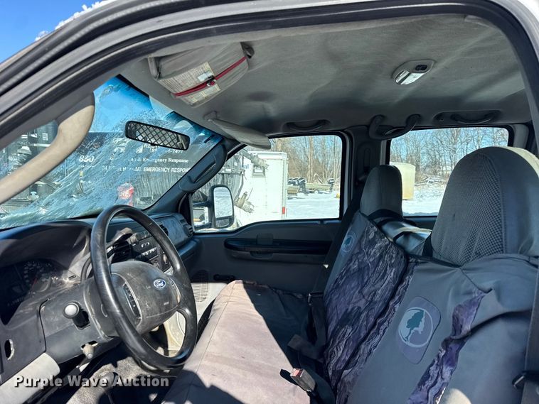 image for item ER0397 2005 Ford F450 Super Duty XL Crew Cab flatbed pickup truck