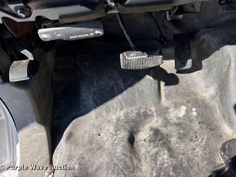 image for item ER0397 2005 Ford F450 Super Duty XL Crew Cab flatbed pickup truck