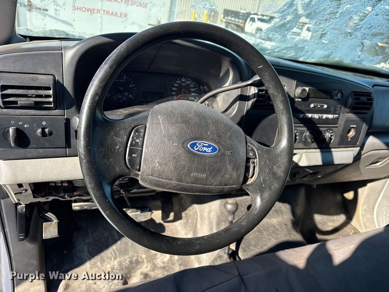 image for item ER0397 2005 Ford F450 Super Duty XL Crew Cab flatbed pickup truck