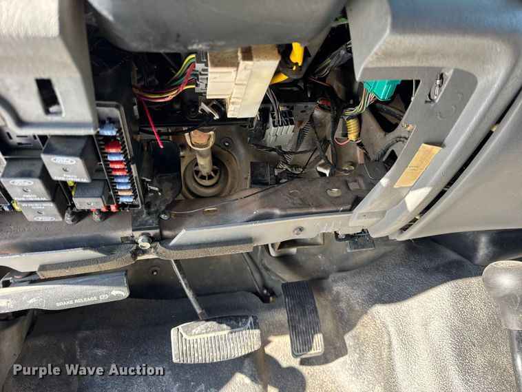 image for item ER0397 2005 Ford F450 Super Duty XL Crew Cab flatbed pickup truck