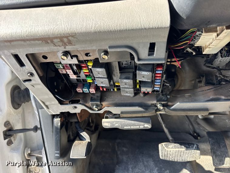 image for item ER0397 2005 Ford F450 Super Duty XL Crew Cab flatbed pickup truck