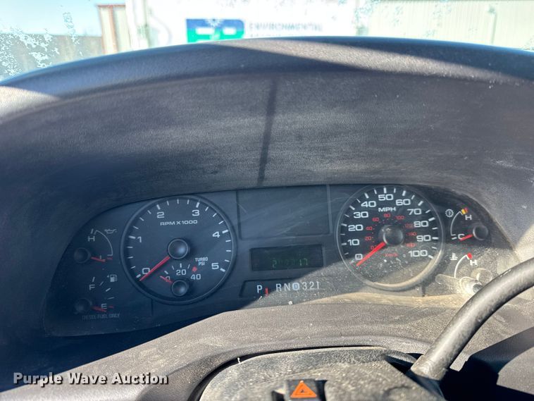 image for item ER0397 2005 Ford F450 Super Duty XL Crew Cab flatbed pickup truck