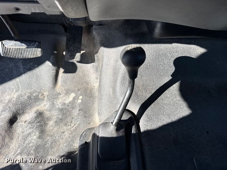 image for item ER0397 2005 Ford F450 Super Duty XL Crew Cab flatbed pickup truck