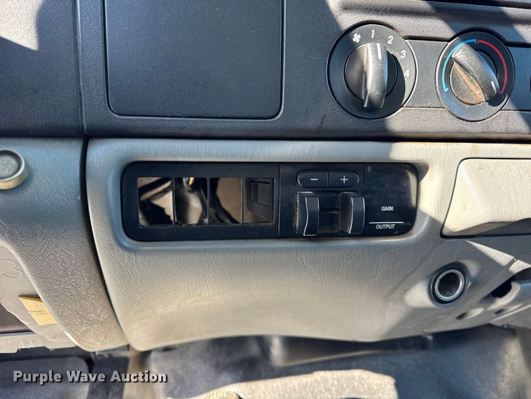 image for item ER0397 2005 Ford F450 Super Duty XL Crew Cab flatbed pickup truck