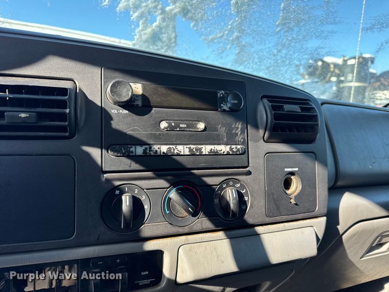 image for item ER0397 2005 Ford F450 Super Duty XL Crew Cab flatbed pickup truck