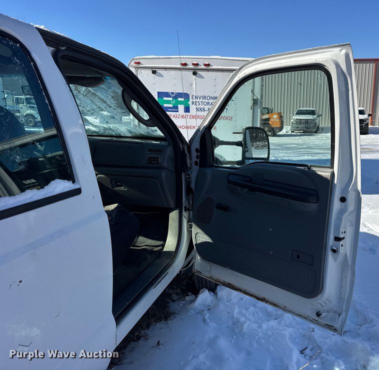 image for item ER0397 2005 Ford F450 Super Duty XL Crew Cab flatbed pickup truck