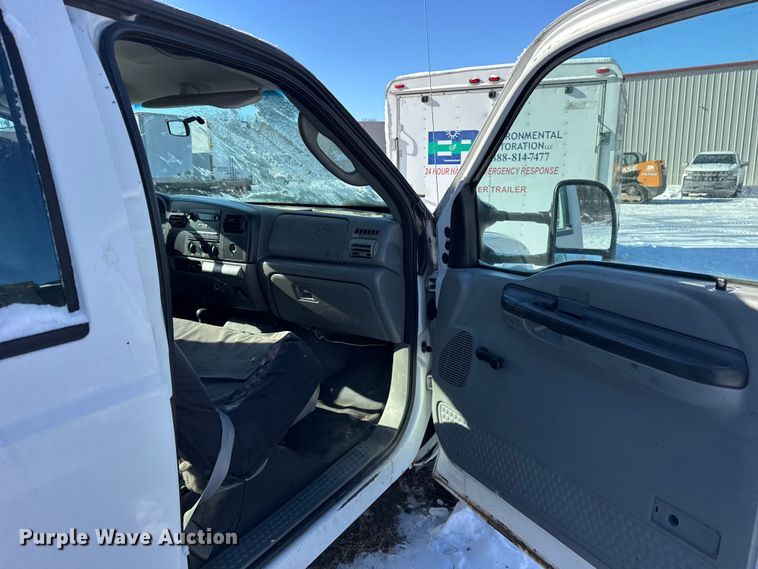 image for item ER0397 2005 Ford F450 Super Duty XL Crew Cab flatbed pickup truck