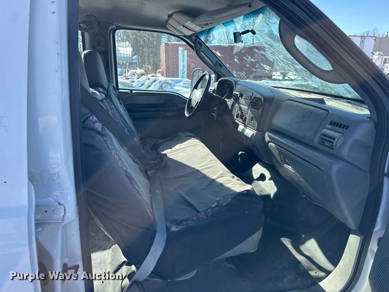 image for item ER0397 2005 Ford F450 Super Duty XL Crew Cab flatbed pickup truck