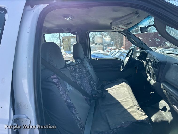 image for item ER0397 2005 Ford F450 Super Duty XL Crew Cab flatbed pickup truck