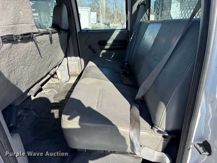 image for item ER0397 2005 Ford F450 Super Duty XL Crew Cab flatbed pickup truck