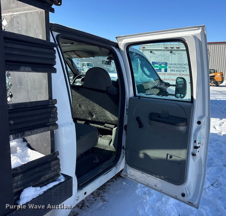 image for item ER0397 2005 Ford F450 Super Duty XL Crew Cab flatbed pickup truck