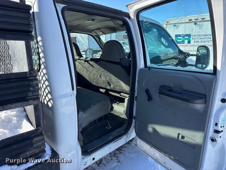 image for item ER0397 2005 Ford F450 Super Duty XL Crew Cab flatbed pickup truck