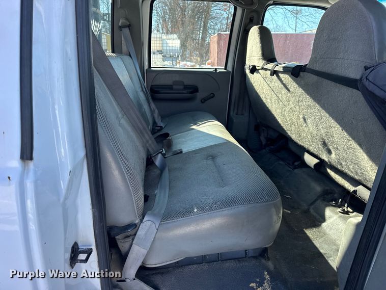 image for item ER0397 2005 Ford F450 Super Duty XL Crew Cab flatbed pickup truck