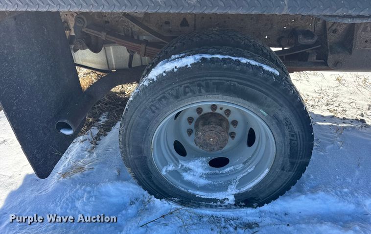 image for item ER0397 2005 Ford F450 Super Duty XL Crew Cab flatbed pickup truck