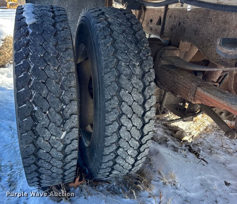 image for item ER0397 2005 Ford F450 Super Duty XL Crew Cab flatbed pickup truck