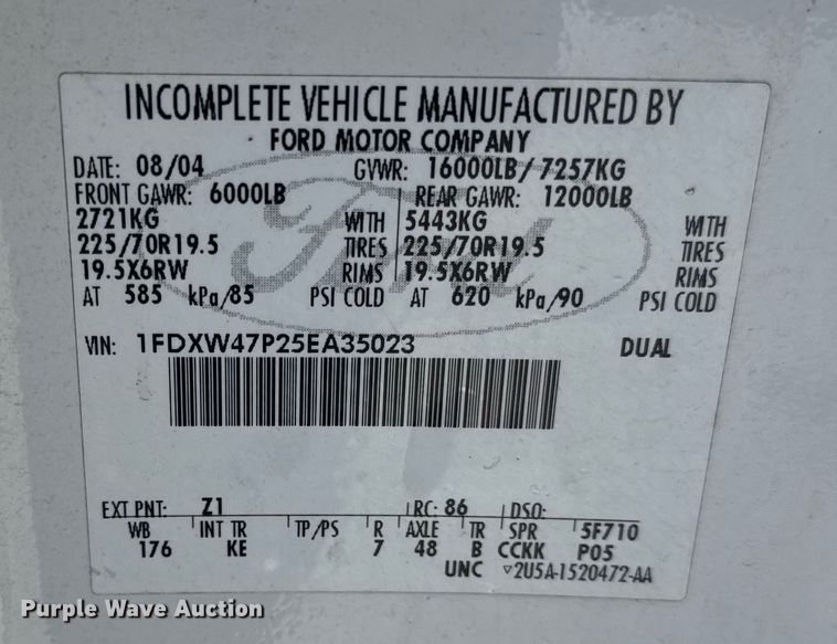 image for item ER0397 2005 Ford F450 Super Duty XL Crew Cab flatbed pickup truck