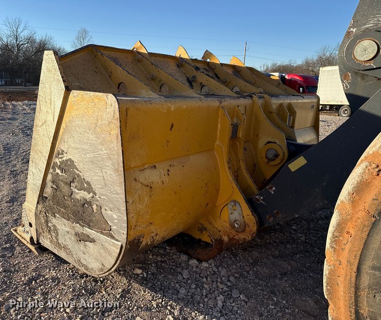 image for item ES5696 2014 John Deere 824K wheel loader