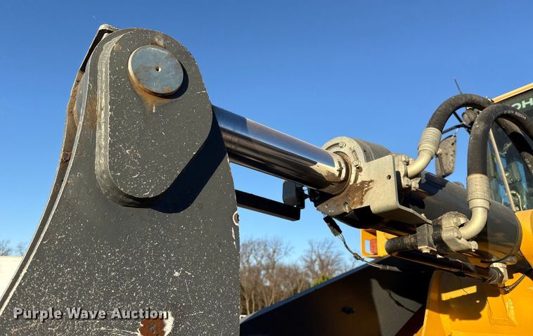 image for item ES5696 2014 John Deere 824K wheel loader