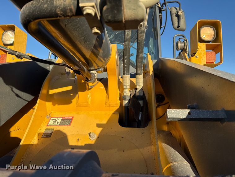 image for item ES5696 2014 John Deere 824K wheel loader