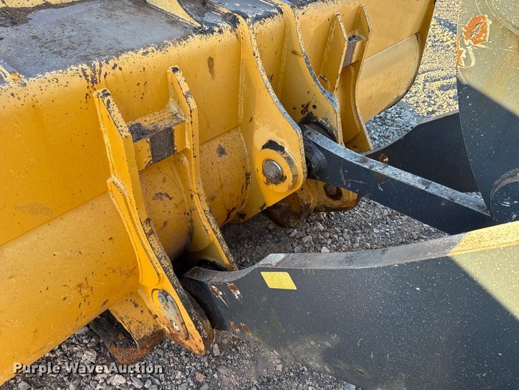 image for item ES5696 2014 John Deere 824K wheel loader