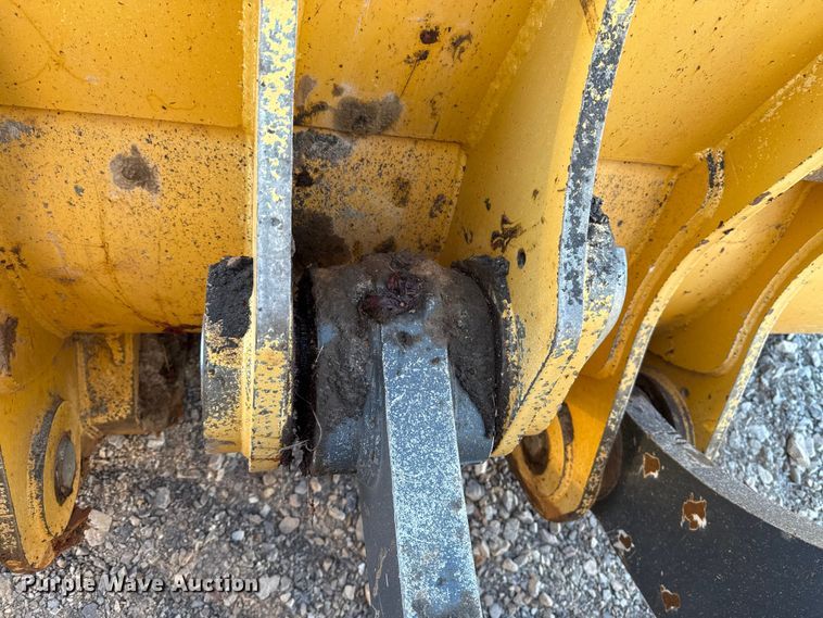 image for item ES5696 2014 John Deere 824K wheel loader