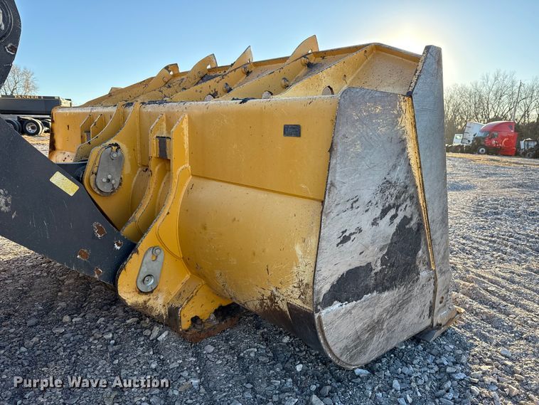 image for item ES5696 2014 John Deere 824K wheel loader