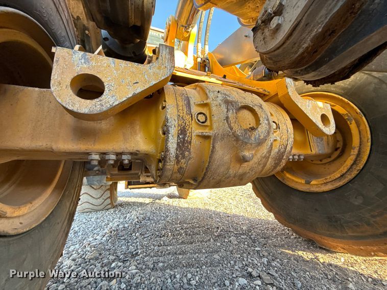 image for item ES5696 2014 John Deere 824K wheel loader