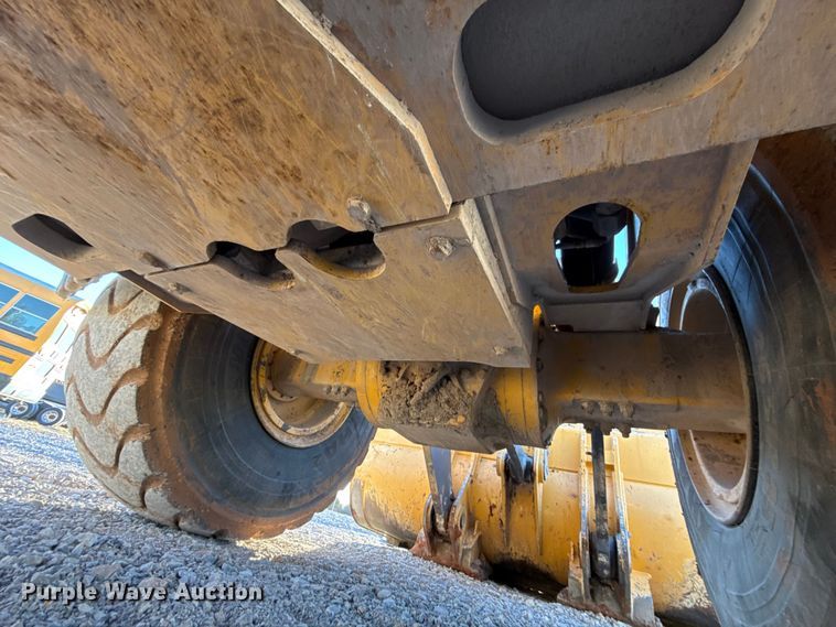 image for item ES5696 2014 John Deere 824K wheel loader