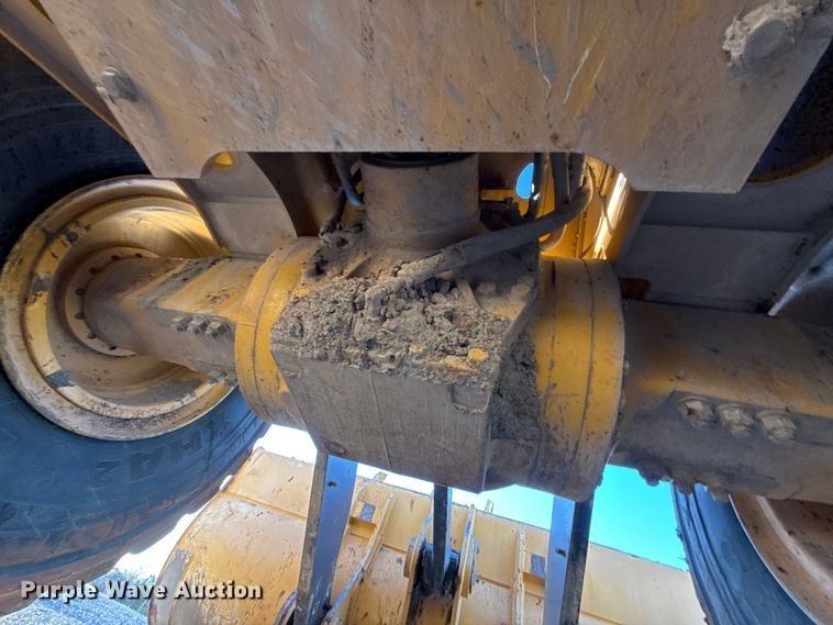 image for item ES5696 2014 John Deere 824K wheel loader