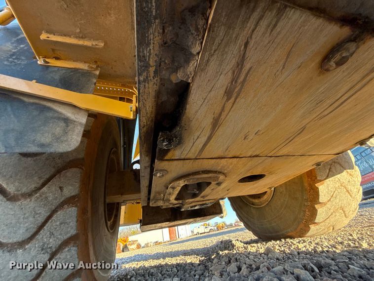 image for item ES5696 2014 John Deere 824K wheel loader