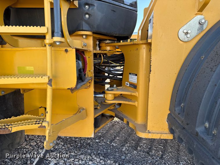 image for item ES5696 2014 John Deere 824K wheel loader