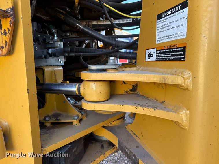 image for item ES5696 2014 John Deere 824K wheel loader