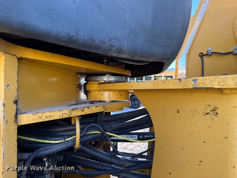 image for item ES5696 2014 John Deere 824K wheel loader