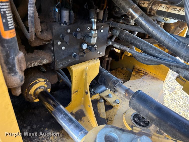 image for item ES5696 2014 John Deere 824K wheel loader