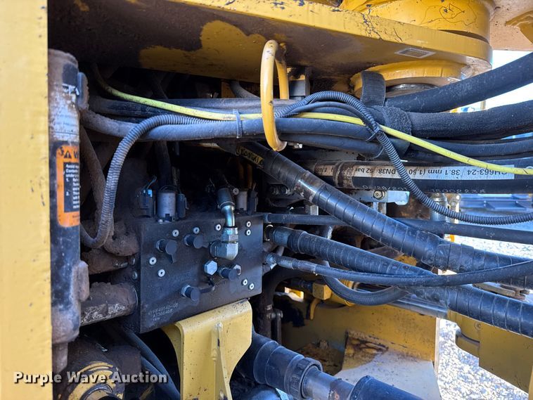 image for item ES5696 2014 John Deere 824K wheel loader