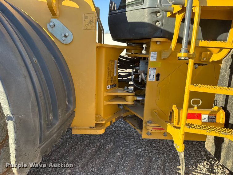 image for item ES5696 2014 John Deere 824K wheel loader