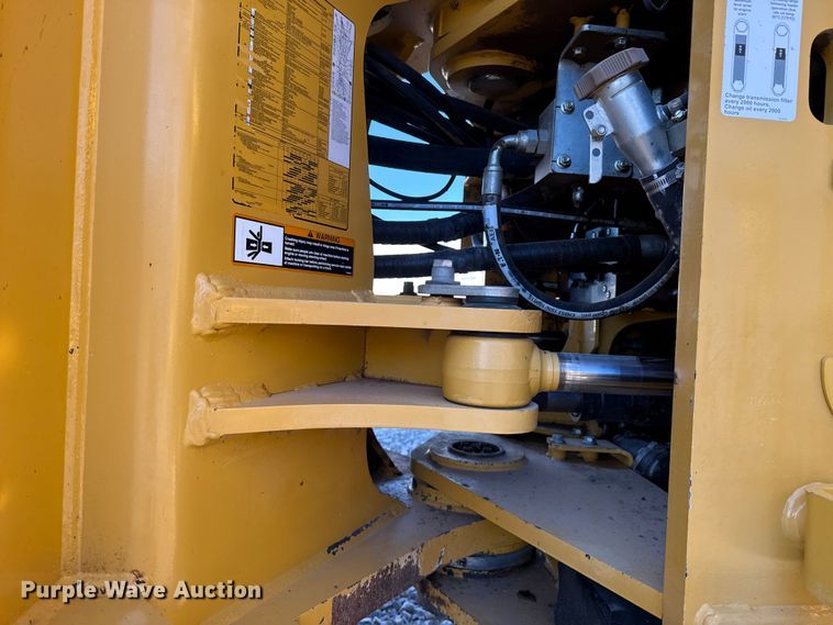 image for item ES5696 2014 John Deere 824K wheel loader