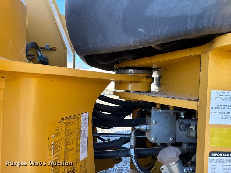 image for item ES5696 2014 John Deere 824K wheel loader