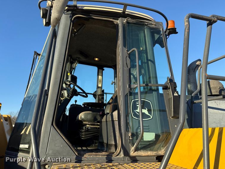image for item ES5696 2014 John Deere 824K wheel loader