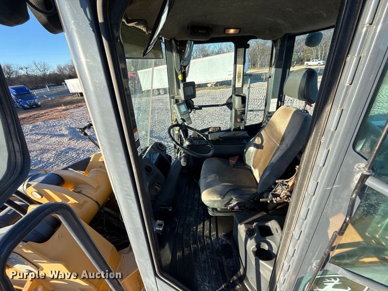 image for item ES5696 2014 John Deere 824K wheel loader