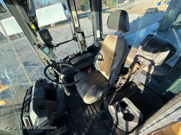 image for item ES5696 2014 John Deere 824K wheel loader